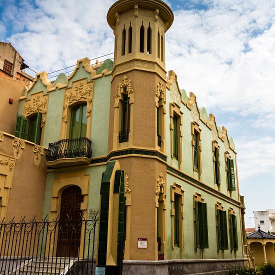 La Torre de la Vídua de Can Sala et les Escoles Noves i Cases dels Mestres