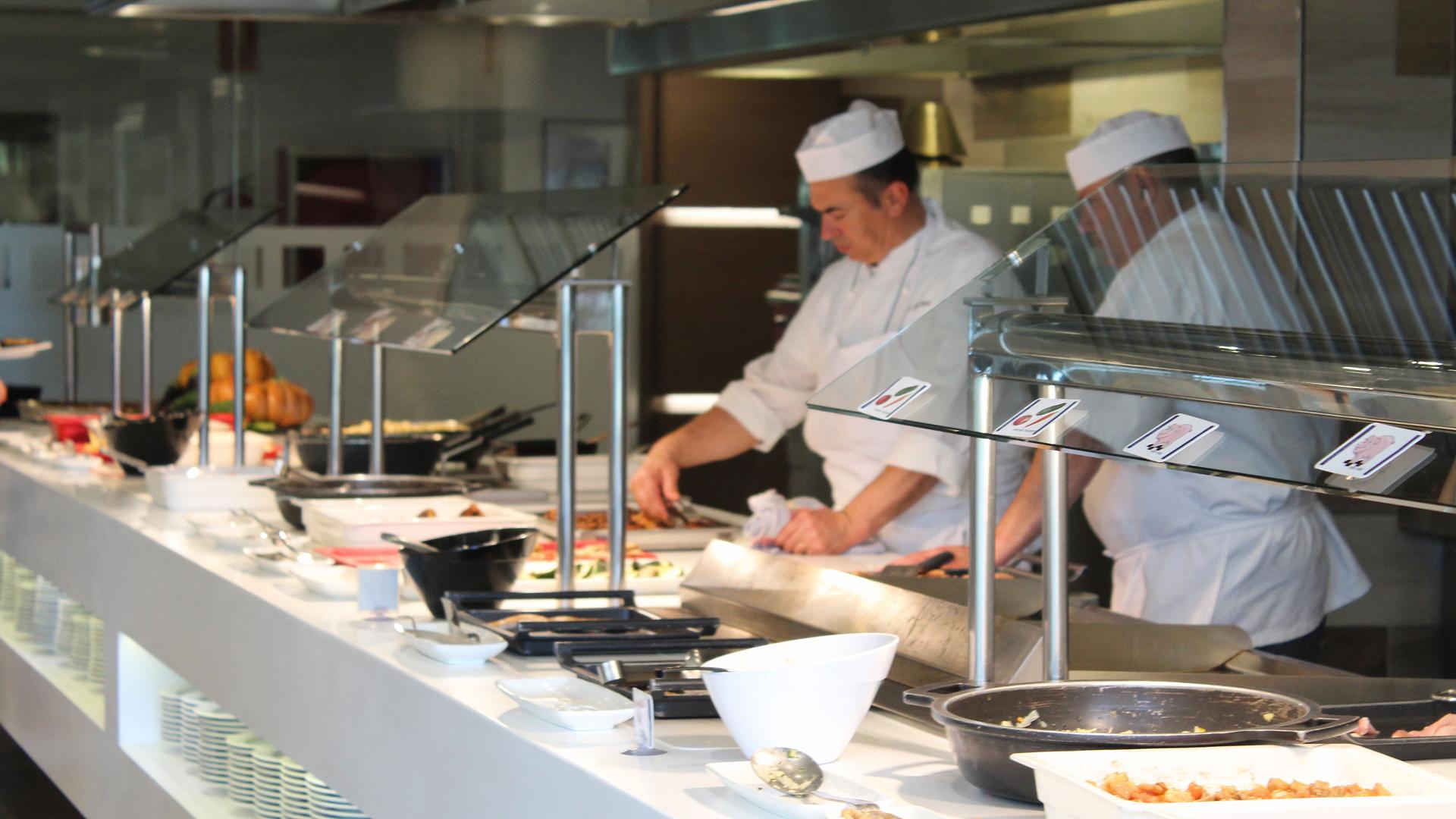 Buffet avec des plats internationaux